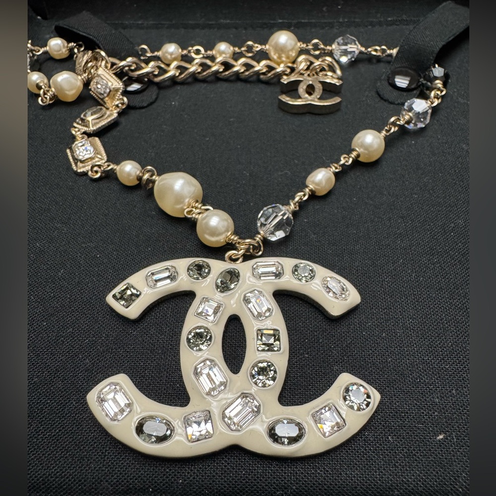 Rare Chanel necklace large CC logo pendant 2” - Picture 1 of 14